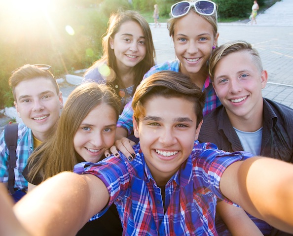teenagers do selfie